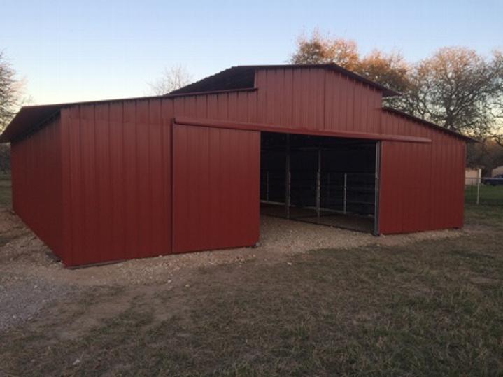 METAL BUILDING WITH PIPE CORRAL INTERIOR